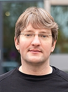 Porträt eines Mannes vor einem Gebäude